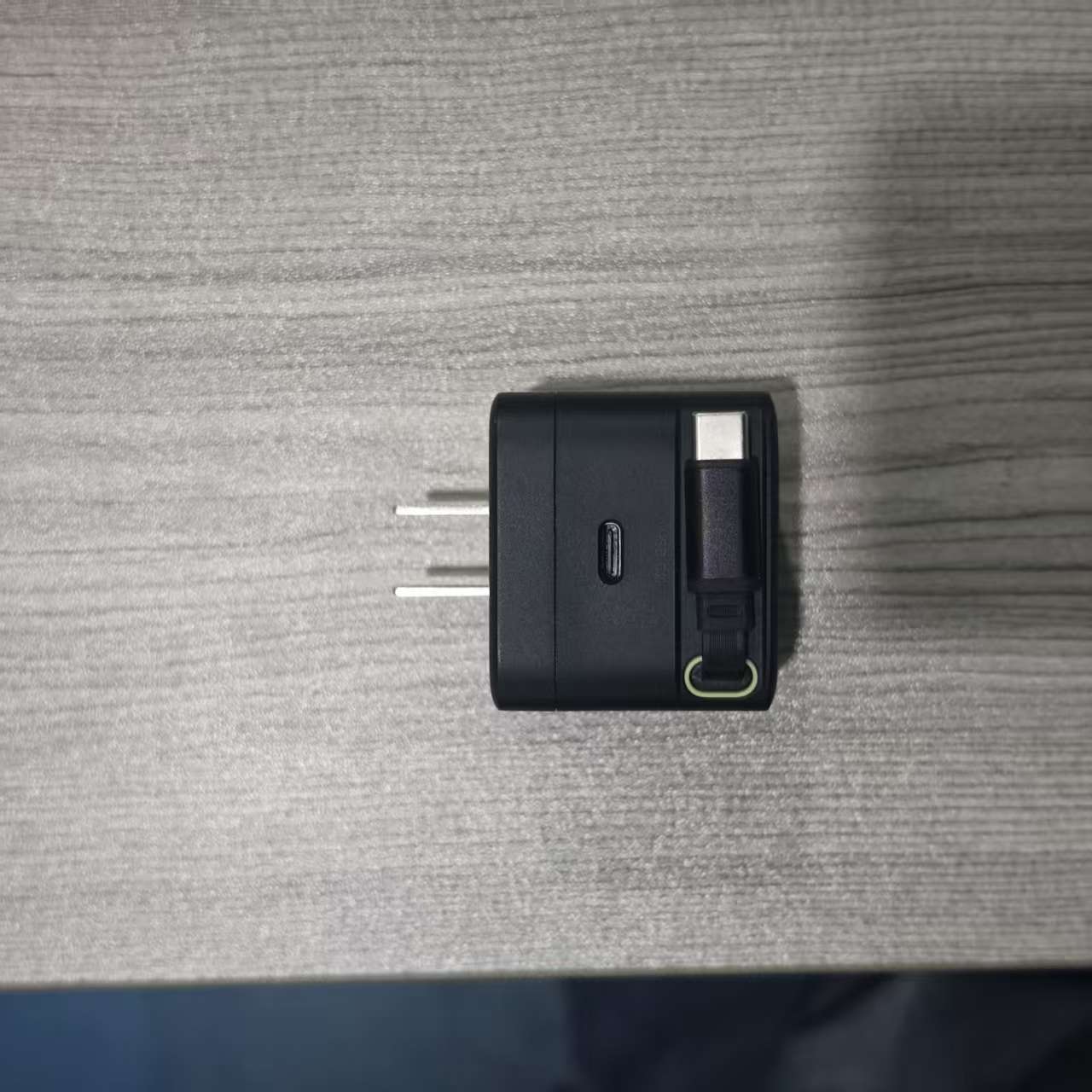 Zonebee Fast Charger with Retractable Cable – Compact, Quick Charging for iPhone, Samsung, and More